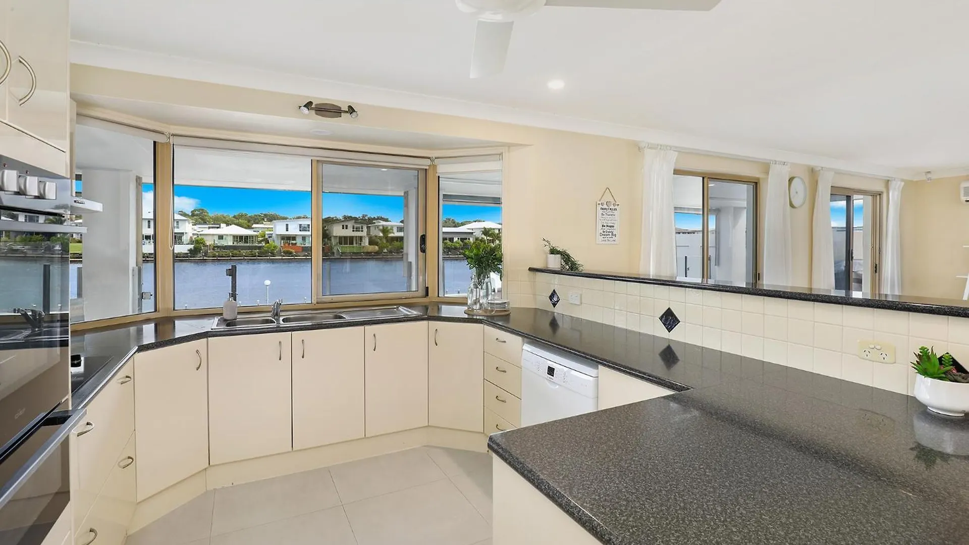 Spacious Waterfront Home With Pontoon, Pool, Bbq Kawana Waters