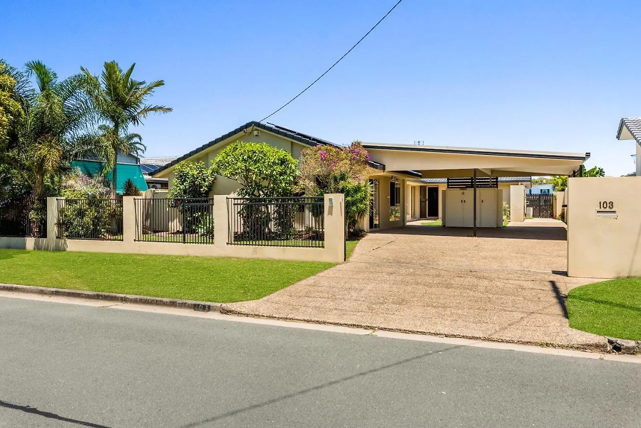 Holiday home Spacious Waterfront Home With Pontoon, Pool, Bbq Kawana Waters