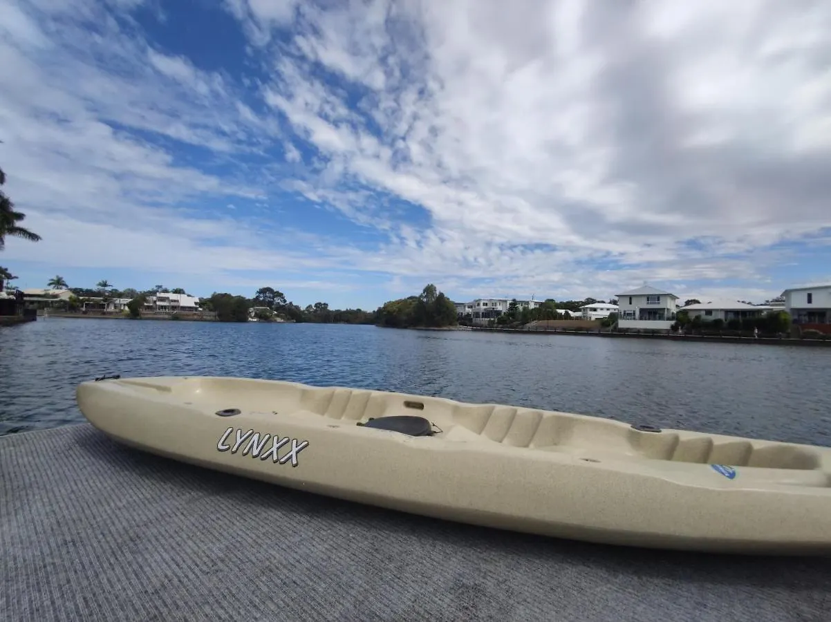 Spacious Waterfront Home With Pontoon, Pool, Bbq Kawana Waters 0*,