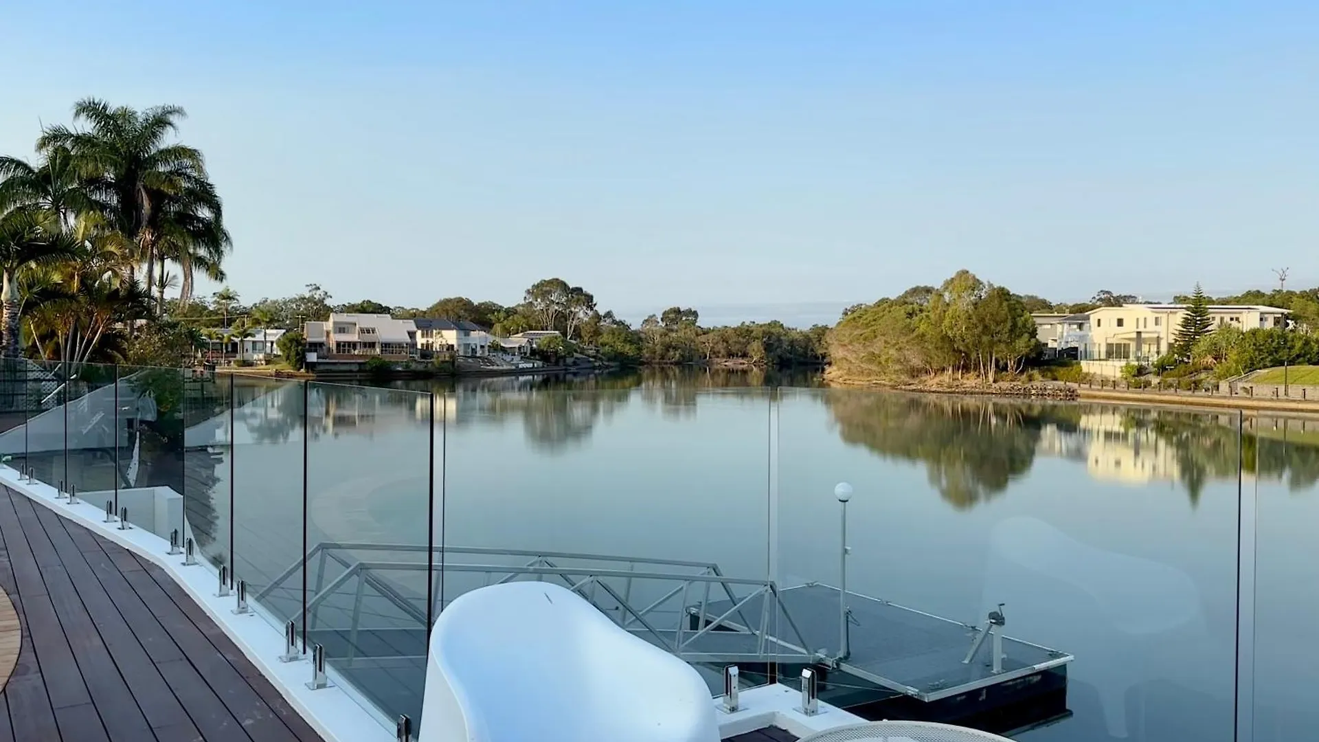 Spacious Waterfront Home With Pontoon, Pool, Bbq Kawana Waters Australia