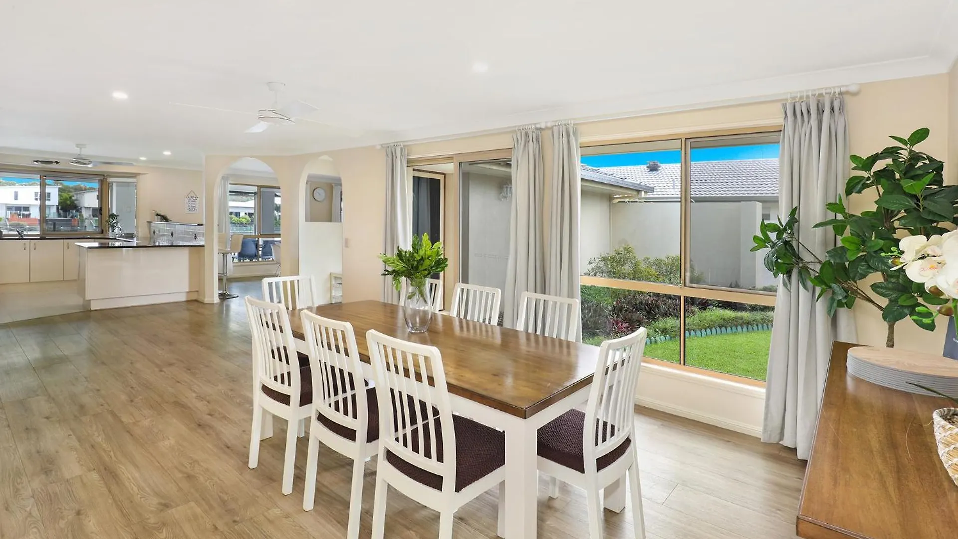 Spacious Waterfront Home With Pontoon, Pool, Bbq Kawana Waters 0*,  Australia