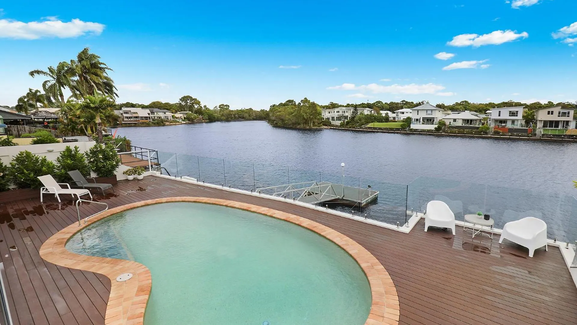 Spacious Waterfront Home With Pontoon, Pool, Bbq Kawana Waters Holiday home