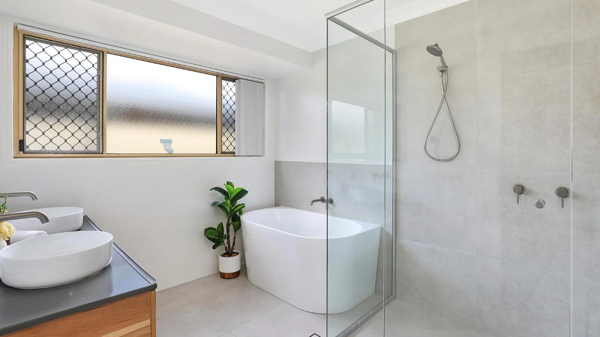 Spacious Waterfront Home With Pontoon, Pool, Bbq Kawana Waters Australia