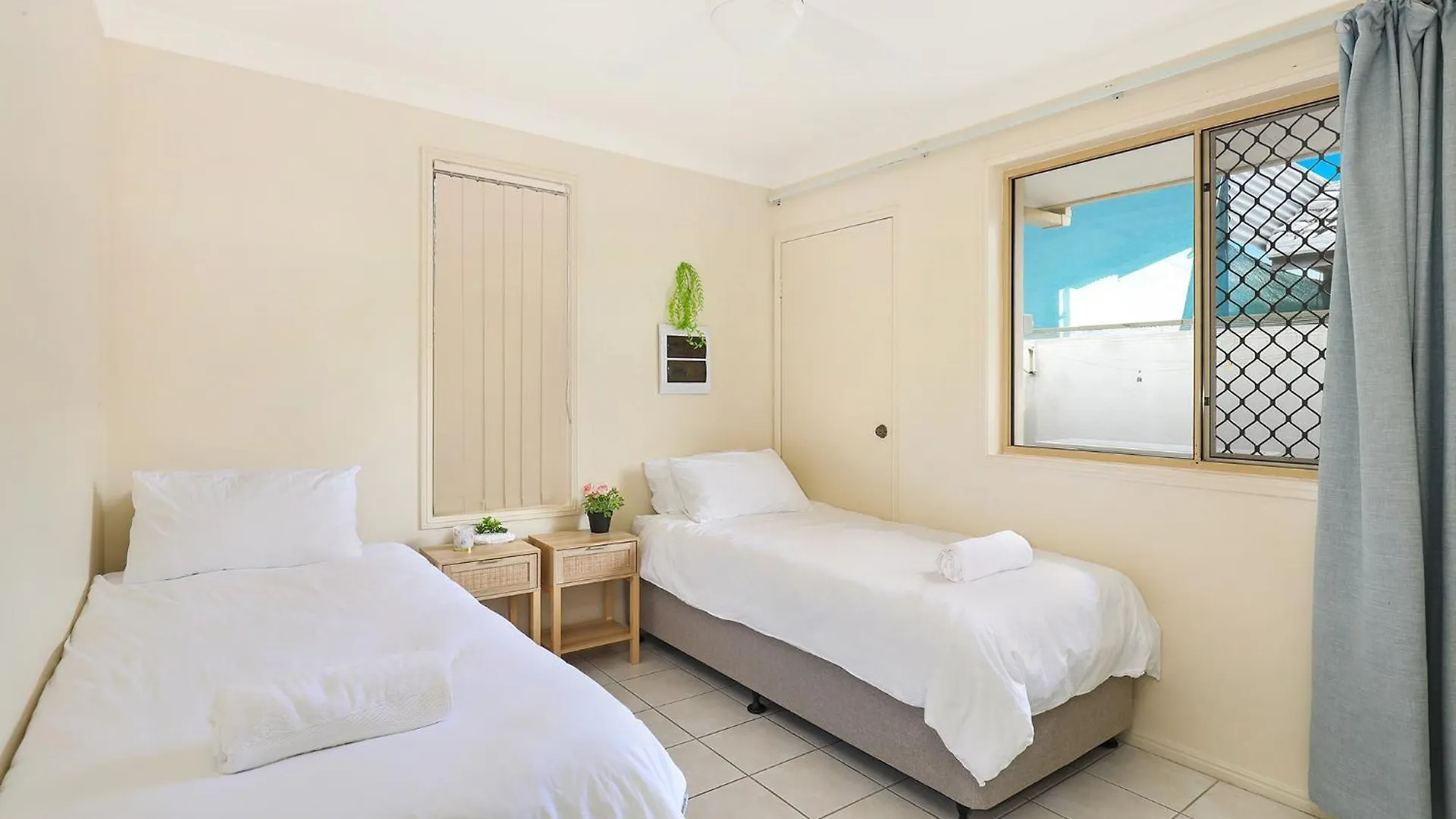Holiday home Spacious Waterfront Home With Pontoon, Pool, Bbq Kawana Waters