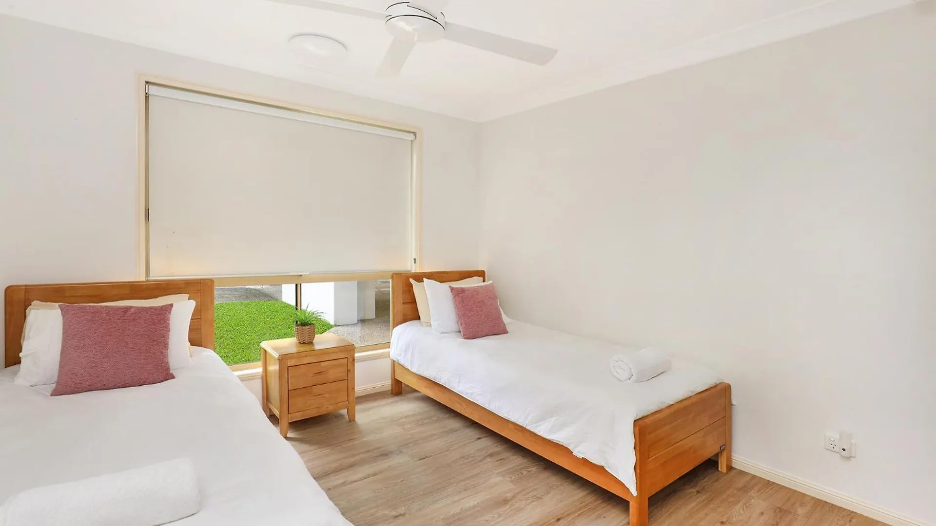 Spacious Waterfront Home With Pontoon, Pool, Bbq Kawana Waters Holiday home