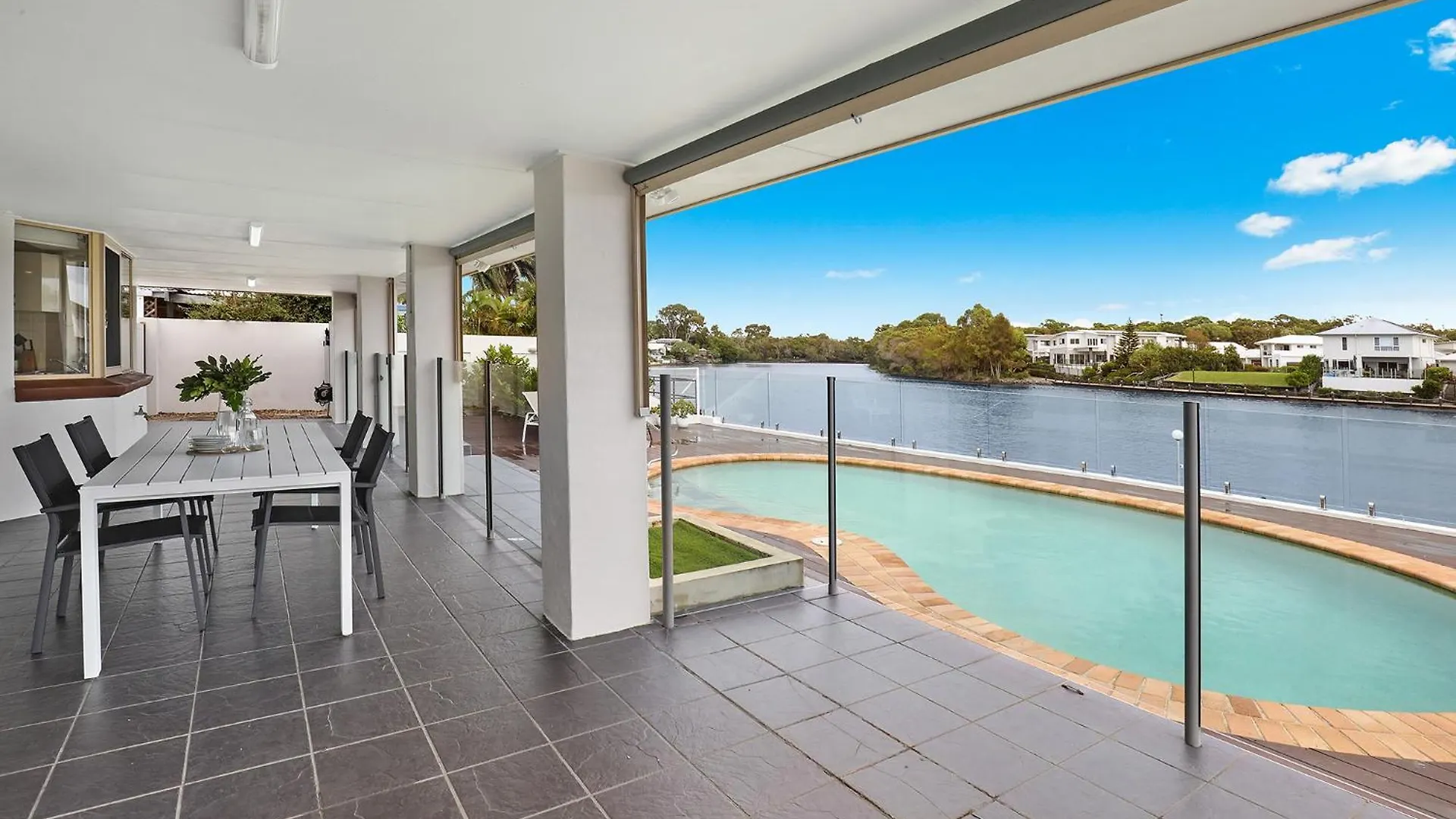 Spacious Waterfront Home With Pontoon, Pool, Bbq Kawana Waters