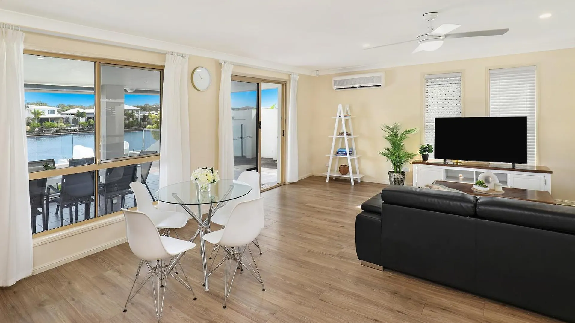 Holiday home Spacious Waterfront Home With Pontoon, Pool, Bbq Kawana Waters