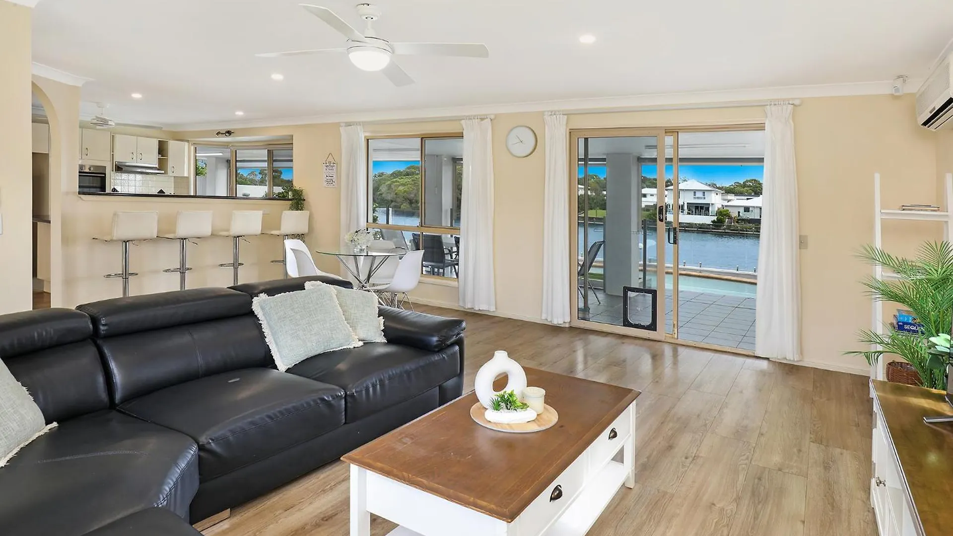 Spacious Waterfront Home With Pontoon, Pool, Bbq Kawana Waters