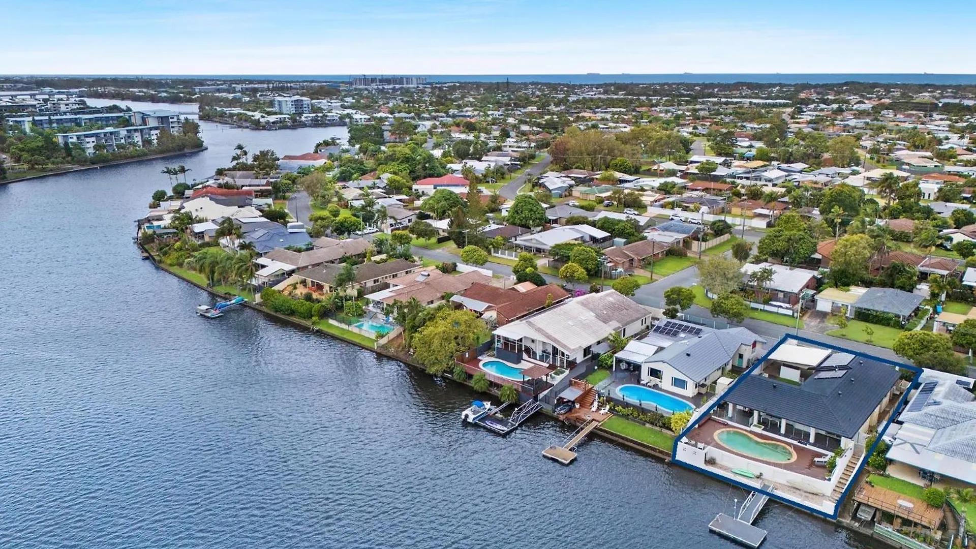 Holiday home Spacious Waterfront Home With Pontoon, Pool, Bbq Kawana Waters